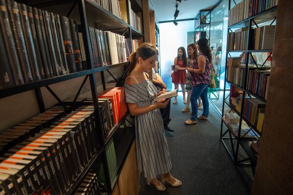 Открытие книжного магазина Зангак в центре города (19 июля 2018). Еревaн - Sputnik Армения
