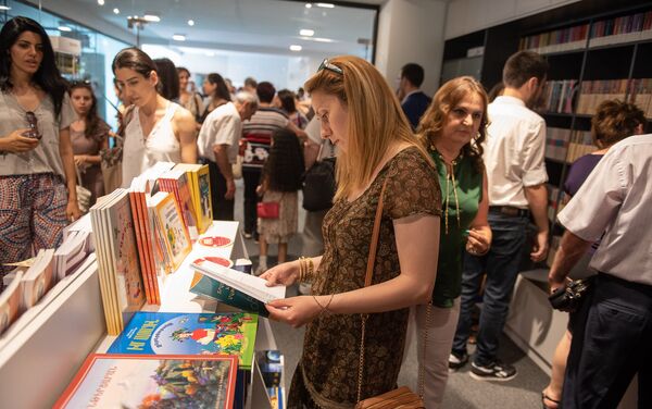 Открытие книжного магазина Зангак в центре города (19 июля 2018). Еревaн - Sputnik Армения