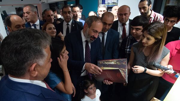 Премьер-министр Никол Пашинян в день открытия книжного магазина Зангак (19 июля 2018). Еревaн - Sputnik Армения