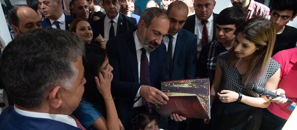 Премьер-министр Никол Пашинян в день открытия книжного магазина Зангак (19 июля 2018). Еревaн Премьер-министр Никол Пашинян в день открытия книжного магазина Зангак (19 июля 2018). Еревaн - Sputnik Армения