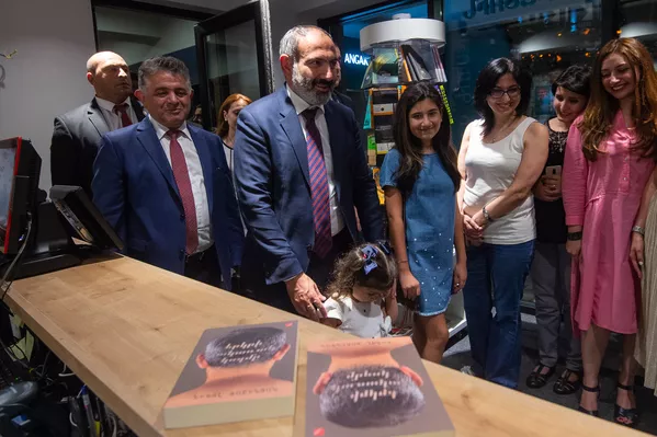 Премьер-министр Никол Пашинян в день открытия книжного магазина Зангак (19 июля 2018). Еревaн Премьер-министр Никол Пашинян в день открытия книжного магазина Зангак (19 июля 2018). Еревaн - Sputnik Армения
