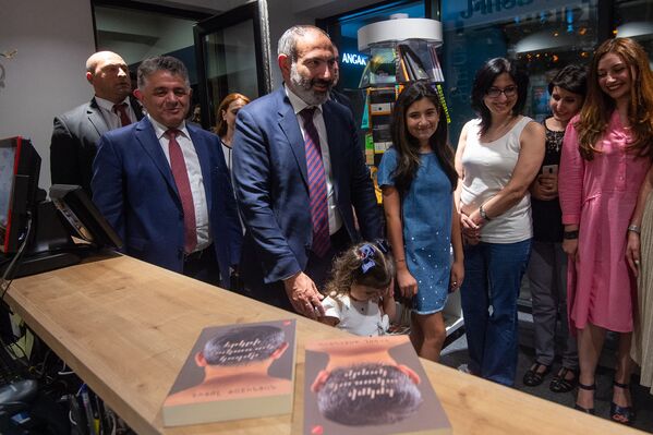 Премьер-министр Никол Пашинян в день открытия книжного магазина Зангак (19 июля 2018). Еревaн - Sputnik Армения