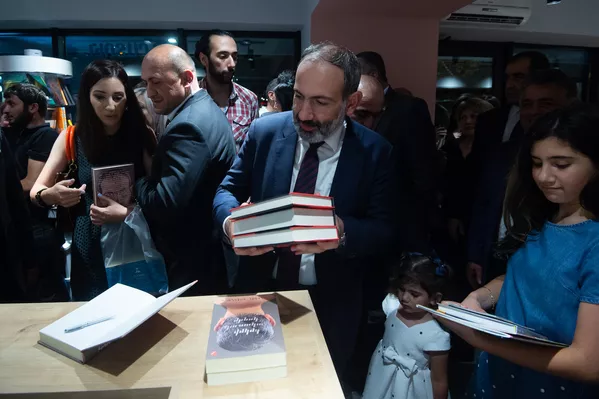 Премьер-министр Никол Пашинян в день открытия книжного магазина Зангак (19 июля 2018). Еревaн Премьер-министр Никол Пашинян в день открытия книжного магазина Зангак (19 июля 2018). Еревaн - Sputnik Армения
