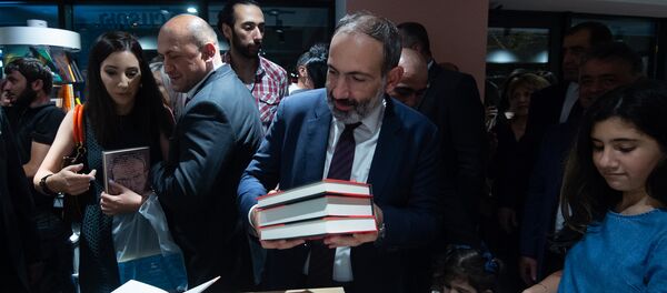 Премьер-министр Никол Пашинян в день открытия книжного магазина Зангак (19 июля 2018). Еревaн - Sputnik Армения