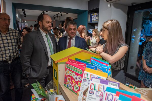 Министр образования и науки Араик Арутюнян в день открытия книжного магазина Зангак (19 июля 2018). Еревaн - Sputnik Армения