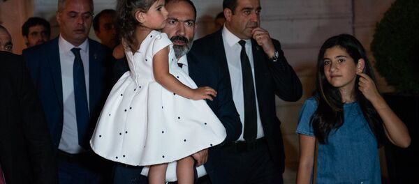 Премьер-министр Никол Пашинян с дочерьми в день открытия книжного магазина Зангак (19 июля 2018). Еревaн - Sputnik Армения