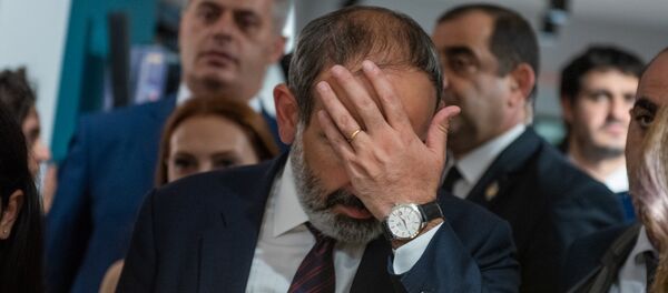 Премьер-министр Никол Пашинян в день открытия книжного магазина Зангак (19 июля 2018). Еревaн - Sputnik Արմենիա