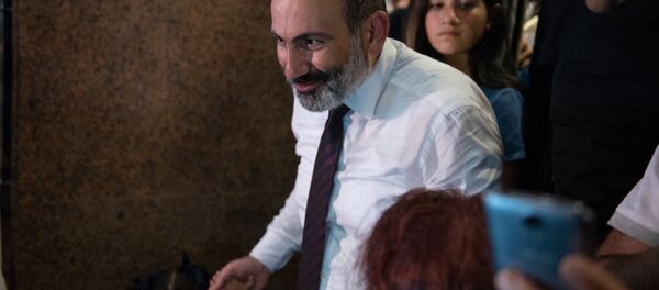 Премьер-министр Никол Пашинян с дочерьми в день открытия книжного магазина Зангак (19 июля 2018). Еревaн - Sputnik Արմենիա