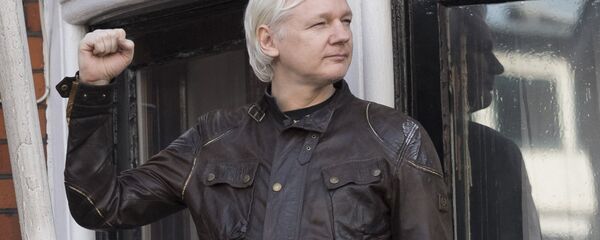 Сооснователь WikiLeaks Джулиан Ассанж на балконе здания посольства Эквадора в Лондоне (19 мая 2017). Великобритания - Sputnik Արմենիա