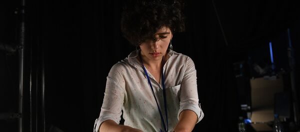 Студентка Ереванского гос. института театра и кино Мане Нерсесян за работой - Sputnik Արմենիա