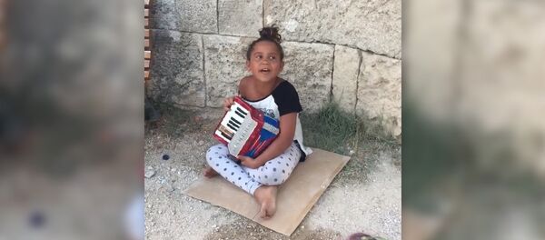 Темнокожая девочка поет Ми гна в Родосе Темнокожая девочка поет Ми гна в Родосе - Sputnik Армения