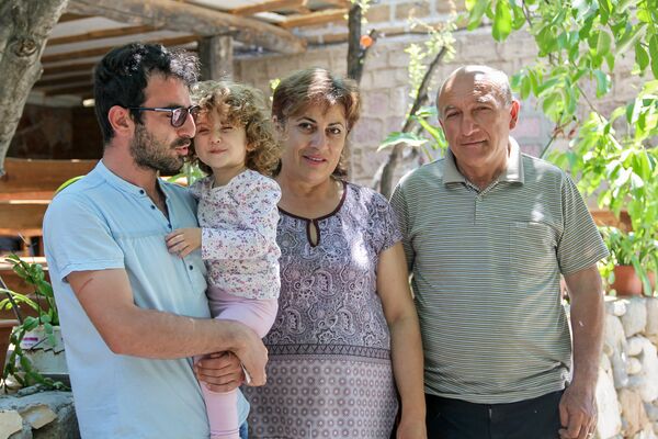 Семья владельца отеля Арени Вайн Арт Давида Симоняна - Sputnik Армения
