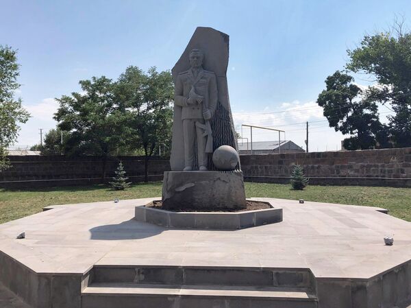 Памятник Калашникову на территории 102-й российской военной базы, Гюмри Памятник Калашникову на территории 102-й российской военной базы, Гюмри - Sputnik Արմենիա