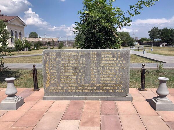 Мемориальный камень жертвам землетресения 1988 года на территории 102-й российской военной базы, Гюмри Мемориальный камень жертвам землетресения 1988 года на территории 102-й российской военной базы, Гюмри - Sputnik Արմենիա