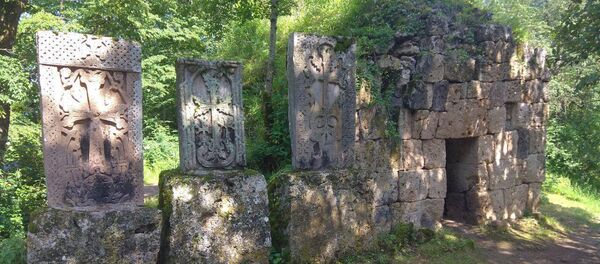 Старинная часовня по дороге в Агарцин - Sputnik Армения