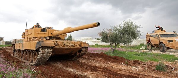 Турецкий танк во время боев между турецкими войсками и Курдскими боевиками, недалеко от турецкой границы (7 марта 2018 года). Окраина города Джандайрис, район Африн, Сирия - Sputnik Армения