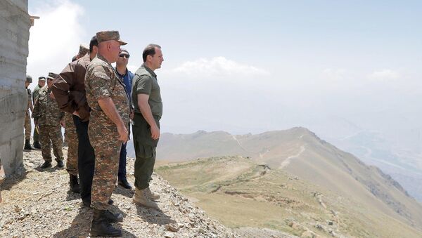Министр обороны Армении Давид Тоноян на юго-восточной границе республики (21 июля 2018). Армения - Sputnik Արմենիա