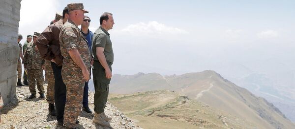 Министр обороны Армении Давид Тоноян на юго-восточной границе республики (21 июля 2018). Армения - Sputnik Армения