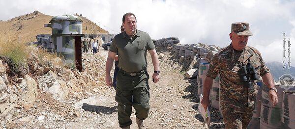 Министр обороны Армении Давид Тоноян на юго-восточной границе республики (21 июля 2018). Армения Министр обороны Армении Давид Тоноян на юго-восточной границе республики (21 июля 2018). Армения - Sputnik Արմենիա