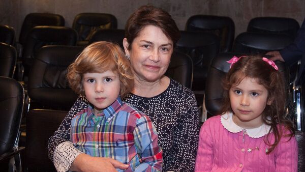 Первая леди Нунэ Саркисян с внуками - Sputnik Արմենիա