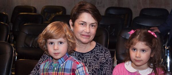 Первая леди Нунэ Саркисян с внуками - Sputnik Արմենիա