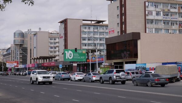Автомобильное движение на центральной улице в Актау. - Sputnik Армения