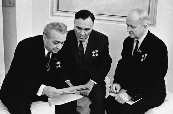 Микоян, Яковлев и Сухой Микоян, Яковлев и Сухой - Sputnik Армения