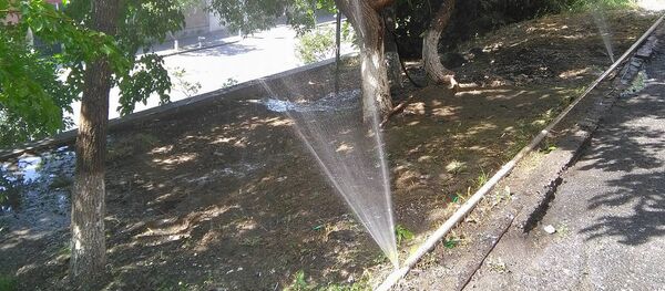 Оросительная система сквера на улице Ерзнкян, Еревaн - Sputnik Армения