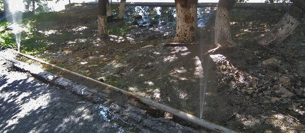 Оросительная система сквера на улице Ерзнкян, Еревaн - Sputnik Արմենիա