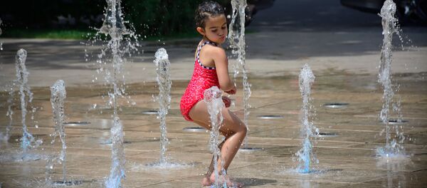 Девочка и фонтан - Sputnik Армения