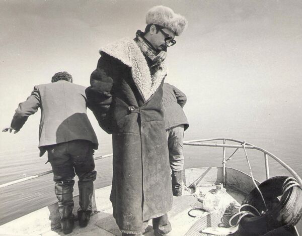 Инспектора нацпарка Севан и корреспондент газеты Коммунист Вардан Алоян достают браконьерские сети из озера Севан (1984 год) - Sputnik Армения