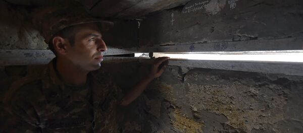 Военнослужащий армянской армии на боевой позиции - Sputnik Армения