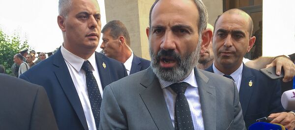 Премьер-министр Армении Никол Пашинян посетил церемонию выдачи дипломов выпустникам военных вузов (25 июля 2018). Еревaн - Sputnik Армения