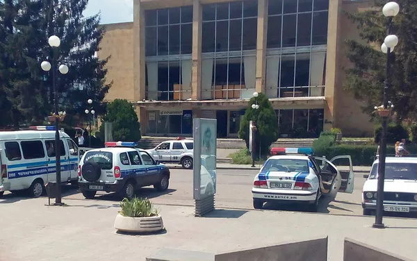 Полицейские автомобили в Дилижане Полицейские автомобили в Дилижане - Sputnik Армения