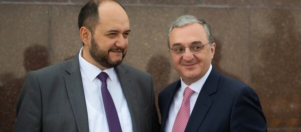 Министры науки и образования Араик Арутюнян и иностранных дел Зограб Мнацаканян на церемонии выдачи дипломов выпустникам военных вузов (25 июля 2018). Еревaн Министры науки и образования Араик Арутюнян и иностранных дел Зограб Мнацаканян на церемонии выдачи дипломов выпустникам военных вузов (25 июля 2018). Еревaн - Sputnik Արմենիա