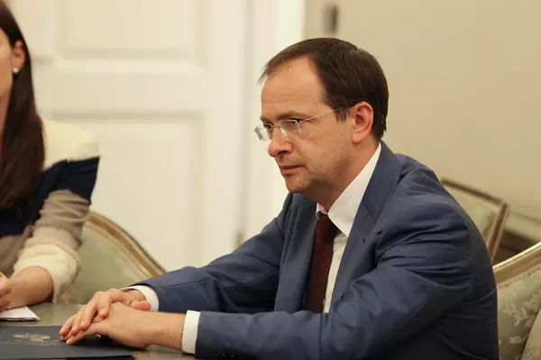 Министр культуры России Владимир Мединский во время встречи с министром культуры Армении Лилит Макунц (25 июля 2018). Москвa Министр культуры России Владимир Мединский во время встречи с министром культуры Армении Лилит Макунц (25 июля 2018). Москвa - Sputnik Армения