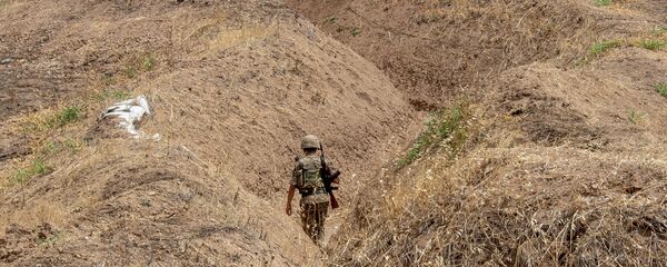 Армянский военнослужащий на боевой позиции - Sputnik Արմենիա