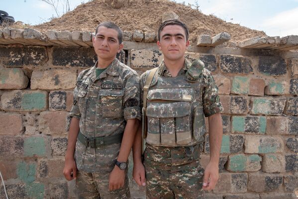 Армянские военнослужащие на боевой позиции - Sputnik Армения