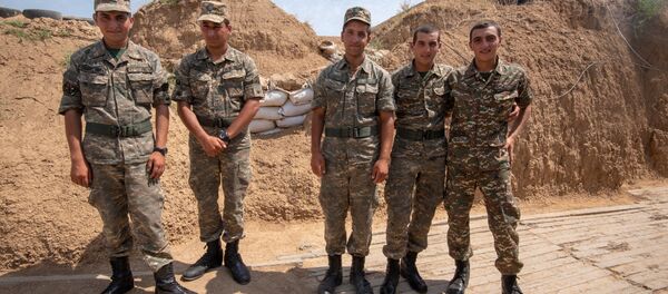 Армянские военнослужащие на боевой позиции - Sputnik Армения