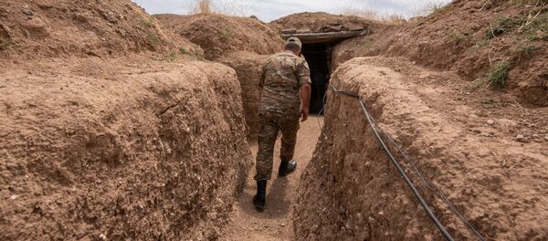 Армянский военнослужащий на боевой позиции - Sputnik Արմենիա