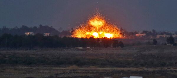 Взрыв на аннексированных Израилем Голанских высотах, вызванный бомбардировкой с воздуха через границу в Сирии во время воздушных ударов в поддержку сирийского правительственного наступления (24 июля 2018). Провинции Дараа - Sputnik Армения