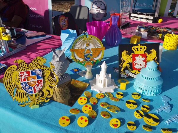 3D фигурки на стенде школьной инженерной лаборатории ArMath города Севан 3D фигурки на стенде школьной инженерной лаборатории ArMath города Севан - Sputnik Армения