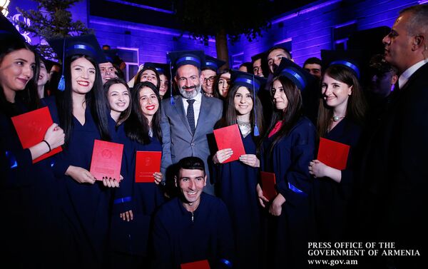 Премьер-министр Армении Никол Пашинян посетил торжественную церемонию дачи клятвы Гипократа выпускниками ЕрМУ (25 июля 2018). Еревaн - Sputnik Армения