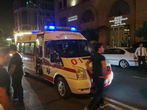 Карета скорой помощи на месте ДТП (26 июля 2018). Еревaн Карета скорой помощи на месте ДТП (26 июля 2018). Еревaн - Sputnik Армения