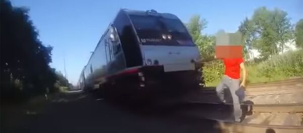 В США полицейский спас человека от поезда за мгновение до столкновения - Sputnik Армения