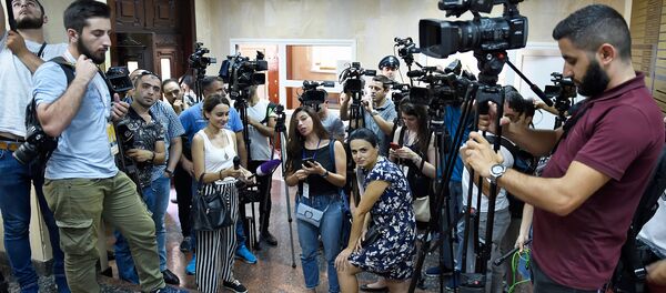 Журналисты ожидают второго президента Армении Роберта Кочаряна в здании специальной следственной службы Армении (26 июля 2018). Еревaн - Sputnik Армения