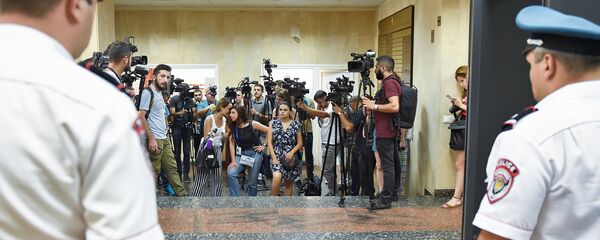 Журналисты в здании специальной следственной службы Армении (26 июля 2018). Еревaн - Sputnik Армения