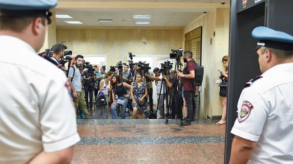Журналисты в здании специальной следственной службы Армении (26 июля 2018). Еревaн - Sputnik Արմենիա