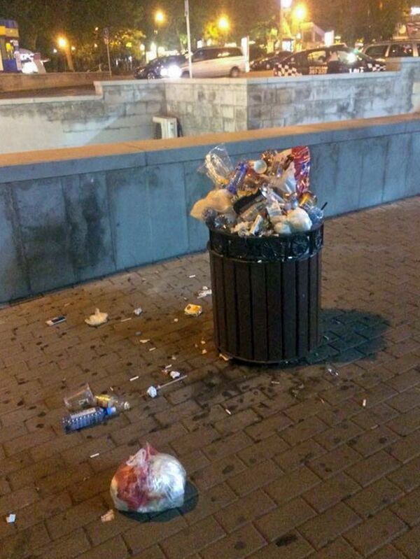 Переполненое мусорное ведро в центре города (25 июля 2018). Еревaн - Sputnik Армения