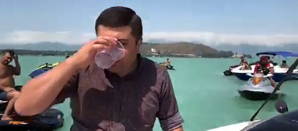 Директор национального парка Севан выпил воду из озера Директор национального парка Севан выпил воду из озера - Sputnik Արմենիա